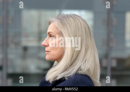 Portrait de profil d'une belle femme d'âge moyen avec des cheveux à la longueur de l'épaule sur le côté gauche de l'image Banque D'Images