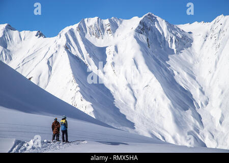 Deux skieurs debout sur le haut de la zone de freeride en montagne, la Géorgie Gudauri Banque D'Images