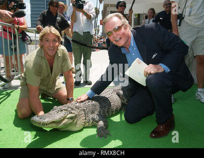 Steve Irwin avec Jon Voight à la premiere ' Crocodile Hunter : Collision ' à l'Arclight Theatre de Los Angeles. Le 29 juin 2002. - IrwinSteve VoightJon01.JPG  VoightJon IrwinSteve2101  = = = Red Carpet Event, USA, Cinéma, Célébrités, photographie, Arts, Culture et divertissement, Célébrités, Mode Topix de mieux, d'un événement dans la vie d'Hollywood - Californie, tapis rouge et en backstage, USA, Cinéma, Célébrités, cinéma, télévision, Célébrités célébrités Musique, Photographie, Bestof, Arts, Culture et loisirs, à partir de l'année 2017, le port d'accessoires , par Banque D'Images