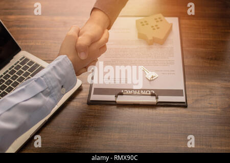 Concept immobilier agence banquier, agiter la main avec client ou acheteur maison après une communication réussie et signer un contrat Banque D'Images