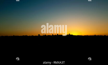 Vue panoramique silhouette de vieille ville de Jérusalem au coucher du soleil, vue de l'église Dominus Flevit sur le Mount Olive Banque D'Images