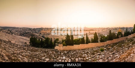 Vue panoramique silhouette de vieille ville de Jérusalem au coucher du soleil, vue de l'église Dominus Flevit sur le Mount Olive Banque D'Images