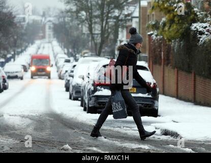 Pic montre : la neige et le grésil entravé les navetteurs sur leurs travaux aujourd'hui à East Finchley au Nord de Londres, certains s'amusaient avec des boules de Ga par pic. Banque D'Images