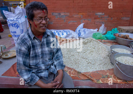 L'homme vend du riz au Népal Katmandou, Népal circa 2013 Banque D'Images