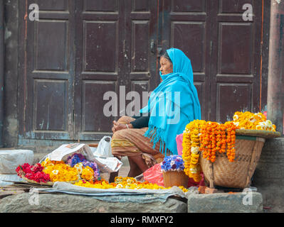 SQUARE PATAN, Katmandou, Népal-circa 2013 : népalais non identifiés dame vend des fleurs fraîches pour cérémonie hindoue à Katmandou, au Népal. Banque D'Images