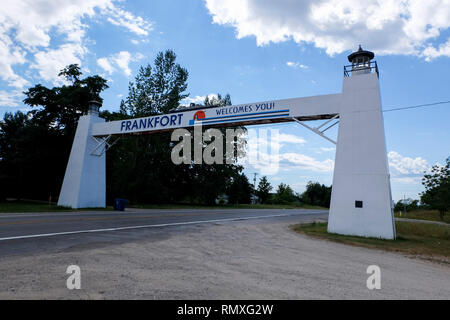 La Ville de Francfort, signe de bienvenue composé de deux phares et un ferry. Dans le Michigan. Banque D'Images