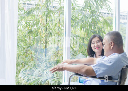 Nurse talking with old patient pour l'encouragement et la détente Banque D'Images