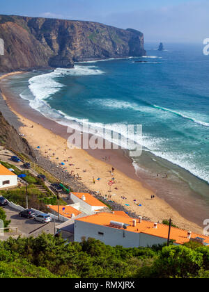 Vue sur la plage de Arrifana, un petit village très prisée des surfeurs sur la côte sud-ouest du Portugal. Banque D'Images