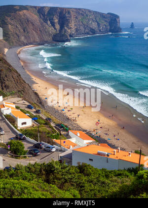 Vue sur la plage de Arrifana, un petit village très prisée des surfeurs sur la côte sud-ouest du Portugal. Banque D'Images