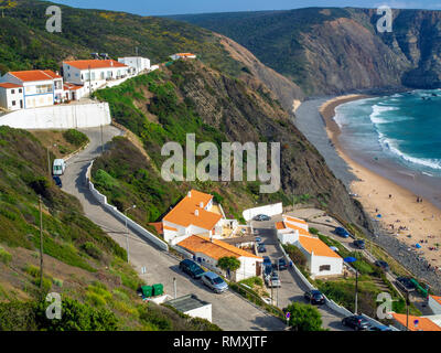 Vue sur la plage de Arrifana, un petit village très prisée des surfeurs sur la côte sud-ouest du Portugal. Banque D'Images