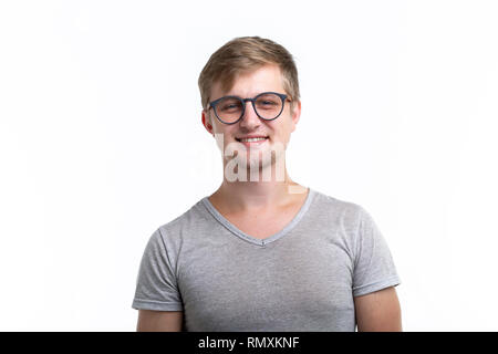 Geek, de l'éducation, les gens concept - jeune homme sur le fond blanc ressemble à ce qu'il est un nerd Banque D'Images