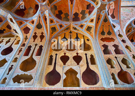 ISFAHAN, IRAN - le 21 octobre 2017 : Détails de l'insolite mur de Music Hall de palais Ali Qapu, décoré avec des stucs en Tong Borie et style Banque D'Images