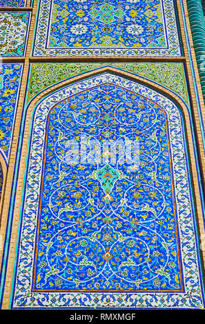 Le motif floral complexe de carreaux émaillés sur le panneau en arc sur le mur de la mosquée de Sheikh Lotfollah, Isfahan, Iran. Banque D'Images