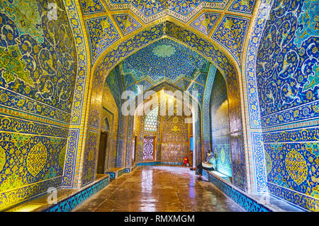 ISFAHAN, IRAN - le 21 octobre 2017 : l'étroit vestibule richement décoré de cheikh Lotfollah mosquée, décorées de carrelage persan disponible dans Banque D'Images