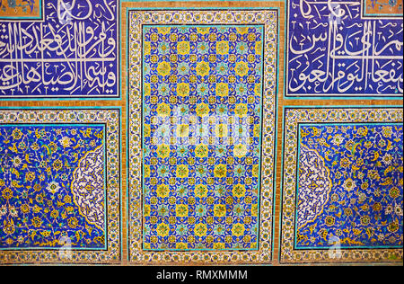 ISFAHAN, IRAN - le 21 octobre 2017 : Détails de mur dans cheikh Lotfollah mosquée, avec des panneaux décoratifs et des inscriptions calligraphiques du Coran, sur l'Octo Banque D'Images