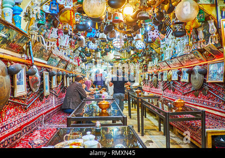 ISFAHAN, IRAN - le 21 octobre 2017 : Maison de Thé Azadegan est l'un des lieux touristiques les plus populaires, situé dans le Grand Bazar et iranien offre de délicieux Banque D'Images