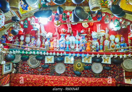 ISFAHAN, IRAN - le 21 octobre 2017 : l'intérieur de la maison de thé Azadegan (Chaykhuneh) est décoré de nombreuses vintage lampes à kérosène, des théières peintes, location Banque D'Images