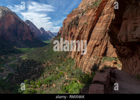 Vue panoramique du célèbre Angels Landing, donnant sur Zion Canyon pittoresque sur une belle journée ensoleillée avec ciel bleu en été, le parc national de Zion, Springda Banque D'Images