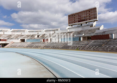 Ancien stade athlétique. L'exécution de style de vie sain concept. Sport bleu pour la voie d'exécution sur stade avec tribune Banque D'Images