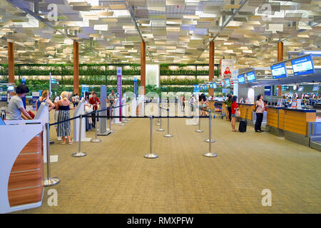 Singapour - circa 2016, août : comptoirs à l'aéroport de Changi. L'aéroport de Changi est le principal aéroport civil pour Singapour. Banque D'Images