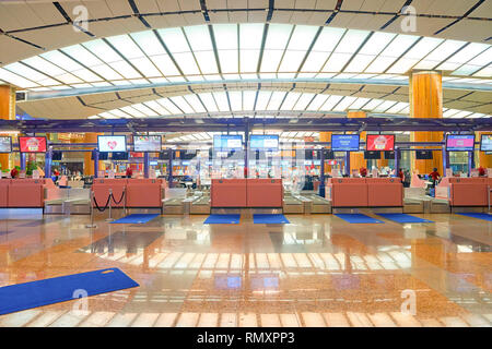 Singapour - circa 2016, août : comptoirs à l'aéroport de Changi. L'aéroport de Changi est le principal aéroport civil pour Singapour. Banque D'Images