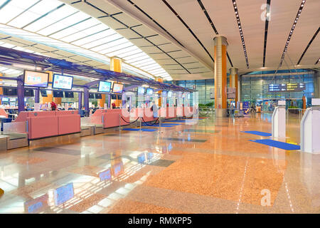 Singapour - circa 2016, août : comptoirs à l'aéroport de Changi. L'aéroport de Changi est le principal aéroport civil pour Singapour. Banque D'Images