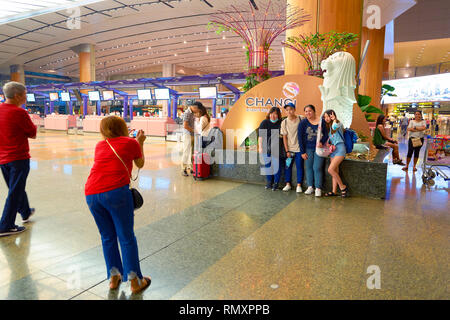 Singapour - circa 2016, août : les personnes prenant la photo à l'aéroport de Changi. L'aéroport de Changi est le principal aéroport civil pour Singapour. Banque D'Images