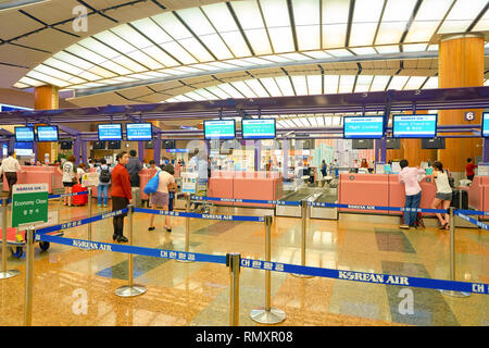 Singapour - circa 2016, août : comptoirs à l'aéroport de Changi. L'aéroport de Changi est le principal aéroport civil pour Singapour. Banque D'Images