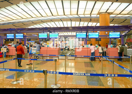 Singapour - circa 2016, août : comptoirs à l'aéroport de Changi. L'aéroport de Changi est le principal aéroport civil pour Singapour. Banque D'Images