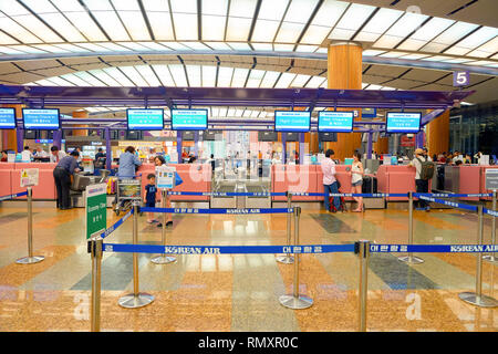 Singapour - circa 2016, août : comptoirs à l'aéroport de Changi. L'aéroport de Changi est le principal aéroport civil pour Singapour. Banque D'Images