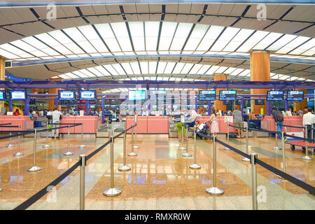 Singapour - circa 2016, août : comptoirs à l'aéroport de Changi. L'aéroport de Changi est le principal aéroport civil pour Singapour. Banque D'Images