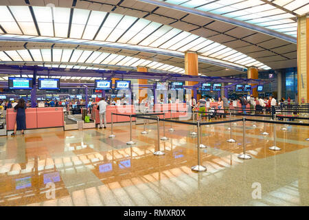 Singapour - circa 2016, août : comptoirs à l'aéroport de Changi. L'aéroport de Changi est le principal aéroport civil pour Singapour. Banque D'Images