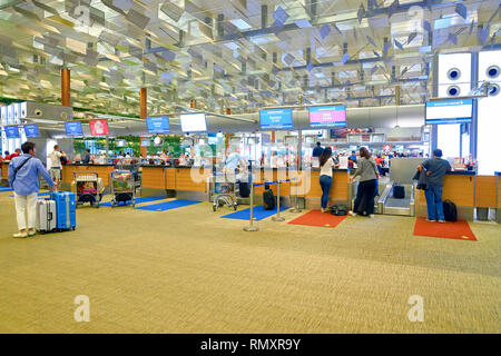 Singapour - circa 2016, août : comptoirs à l'aéroport de Changi. L'aéroport de Changi est le principal aéroport civil pour Singapour. Banque D'Images