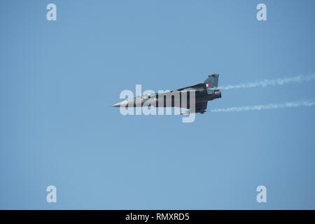 L'image de l'avion à effectuer Tejas Aero India 2017, un spectacle aérien à Bangalore, Karnataka, Inde Banque D'Images