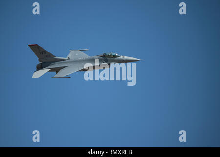 L'image de l'avion Rafale effectuer à Aero India 2017, un spectacle aérien à Bangalore, Karnataka, Inde Banque D'Images