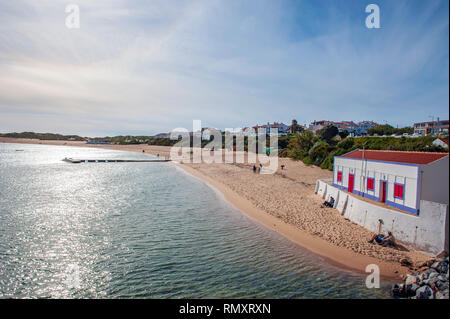 La plage de Vila Nova de Milfontes, une station balnéaire de la côte sud de l'Alentejo, Portugal. Banque D'Images