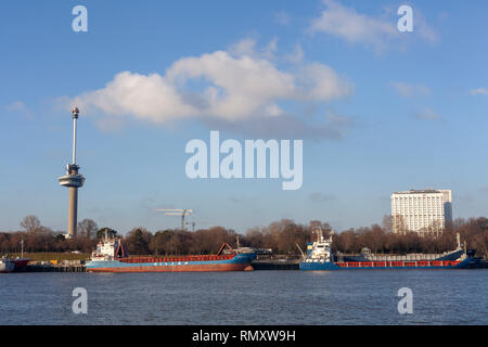 Un océan passe cargo avec la tour Euromast en arrière-plan, vue à partir d'un bateau de tourisme sur la rivière Nouvelle Meuse dans le port de Rotterdam - Amp Banque D'Images