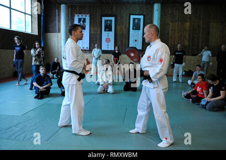 Le Nippon kempo les instructeurs enseignant de se protéger à l'aide de moyens improvisés : position. Séminaire d'autoprotection. Le 6 février 2019. Kiev, Ukraine Banque D'Images