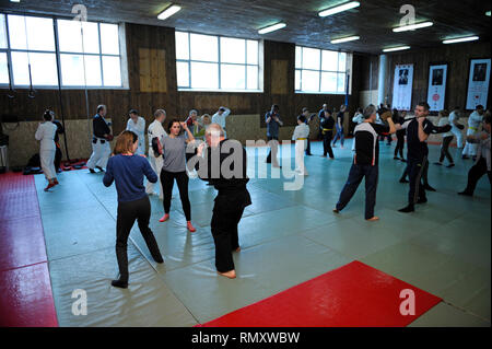 Dans un club de sport : les gens de la formation. Le Nippon kempo les instructeurs enseignant de se protéger à l'aide de moyens improvisés : position. Le 6 février 2019. Kiev, Ukraine Banque D'Images