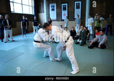 Le Nippon kempo les instructeurs enseignant de se protéger à l'aide de moyens improvisés : throw et arm-lock du pied. Le 6 février 2019. Kiev, Ukraine Banque D'Images