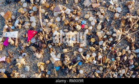 Microplastics trouvés sur le rivage d'une plage de Lanzarote. La pollution de la mer par le plastique, Îles Canaries Banque D'Images