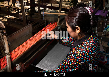 Cambodge, Phnom Penh, Koh Dach, l'île de la soie le tissage traditionnel, centre de tissage tissu à motifs femme Banque D'Images