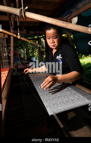 Cambodge, Phnom Penh, Koh Dach, l'île de la soie le tissage traditionnel, centre de tissage tissu à motifs femme Banque D'Images