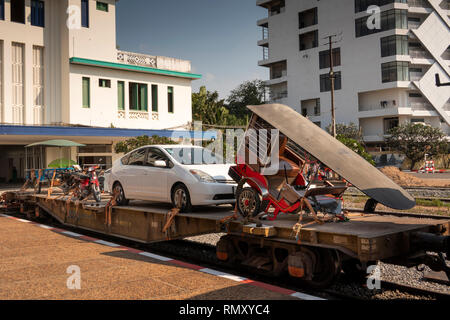 Cambodge, Phnom Penh, centre-ville, gare, Voiture et moto-remorks tombereau chargé sur l'après-midi de train pour Sihanoukhville Banque D'Images