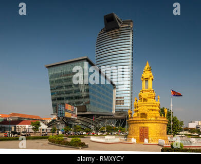 Cambodge, Phnom Penh, centre-ville, le Preah Ang Non Street, new golden Sakhomani (Sakyamouni) stupa bouddhiste Banque D'Images
