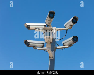 Image avec différentes caméras de surveillance vidéo. Six caméras de sécurité CCTV dans la rue pylône. Des caméras de sécurité sur la position la plus élevée Banque D'Images