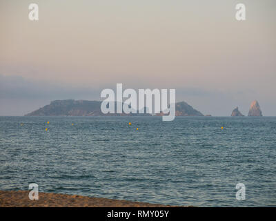 Une vue sur les îles Medes, dans la mer Méditerranée, du point de vue de l'Estartit, Costa Brava, Espagne Banque D'Images