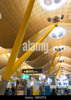 Madrid, Espagne - 27 janvier 2018 : l'intérieur de l'aéroport de Barajas à Madrid, Espagne. L'intérieur de la borne 4, conçu par Antonio Lamela et Richard Rogers Banque D'Images
