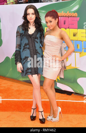 Elizabeth Gilles et Bella Thorne arrivant à la 24e édition du Kids' Choice Awards à USC Theatre de Los Angeles.Elizabeth Gillies   187 Ariana grande manifestation à Hollywood, Californie - La vie de l'événement Tapis Rouge, USA, Cinéma, Célébrités, photographie, Bestof, Arts, Culture et divertissement, Célébrités, Mode Topix Meilleur de Hollywood, la vie, événement dans la vie d'Hollywood, Californie - Tapis rouge et en backstage, cinéma, télévision, célébrités, célébrités de la musique, des acteurs du Topix même film en salle, et la star ensemble. enquête de crédit, tsuni@Gamma-USA.com Tsuni / USA, 2011 - Groupe, plat et mov Banque D'Images