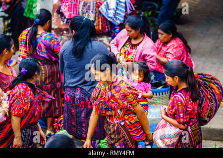 Chichicastenango, Guatemala le 2 mai 2016 : groupe d'indigènes Mayas femme avec un bébé sur le dos en Chichicatenango marché Banque D'Images